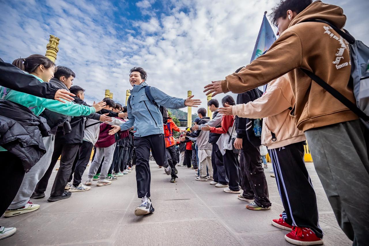 这是什么神仙学校！
户外徒步居然是上课！
这是标准的“奉旨”游玩！

今天我参加