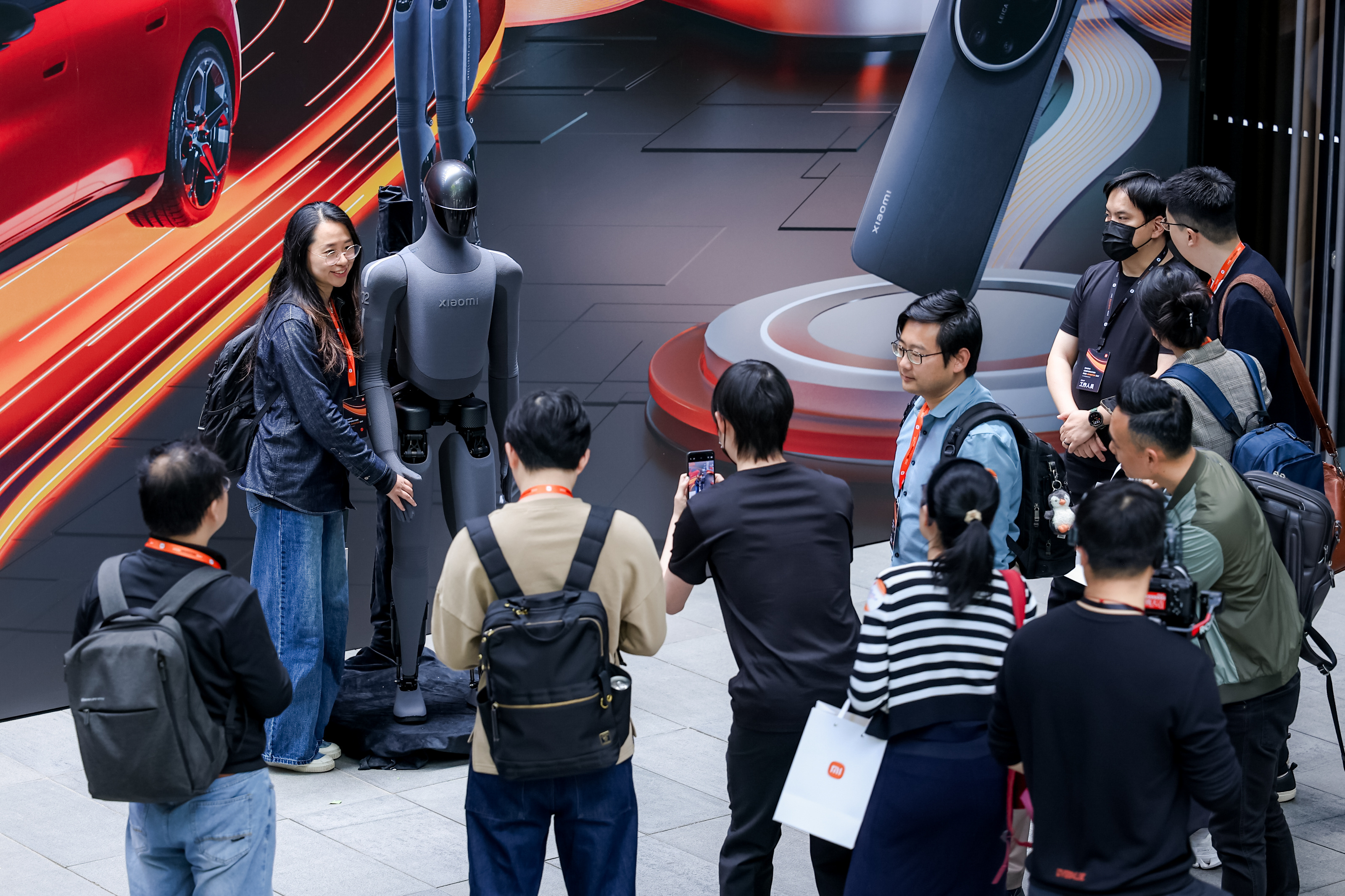 小米新款机器人时隔4年小米新款机器人亮相时隔 4 年，小米新款人形机器人在投资者