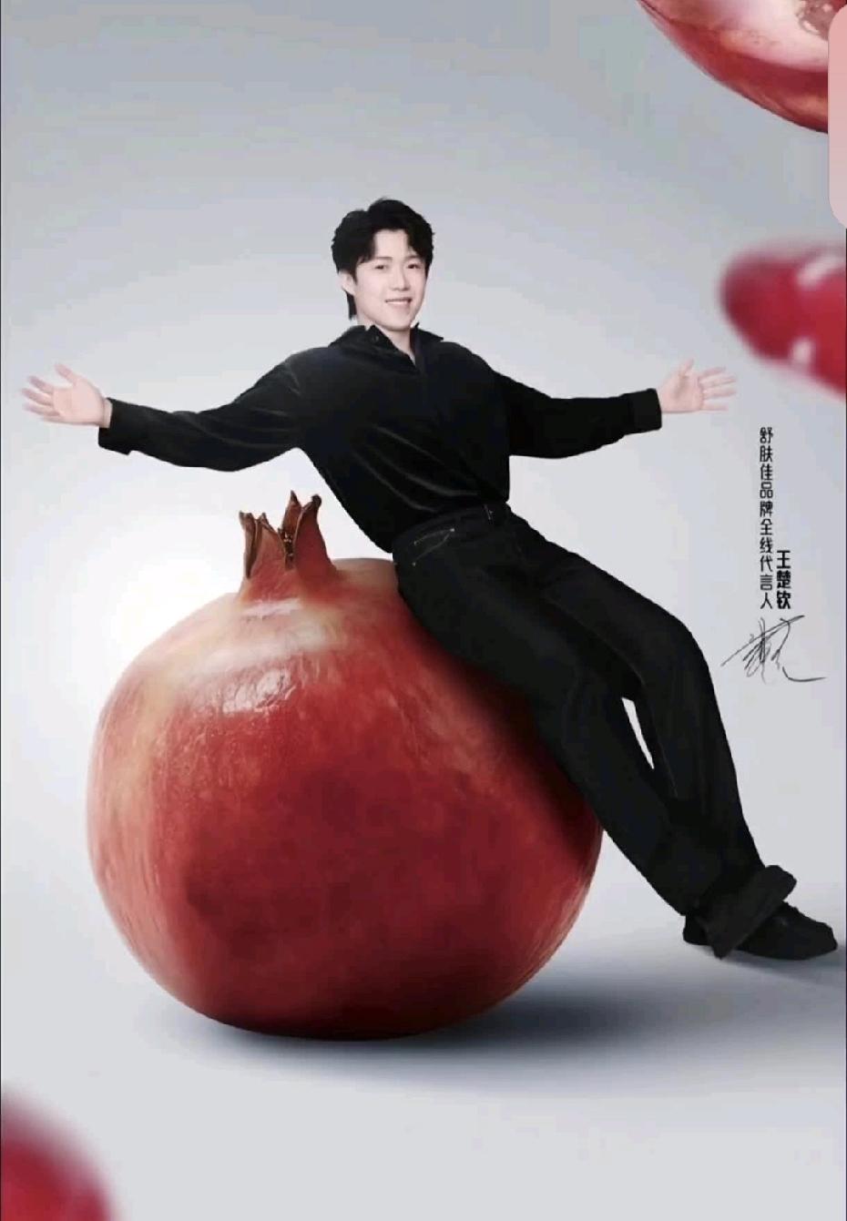 妈耶！越来越会拍了，笑容越来越自然，楚钦老师又帅到新高度！这套黑色非常高级，很好