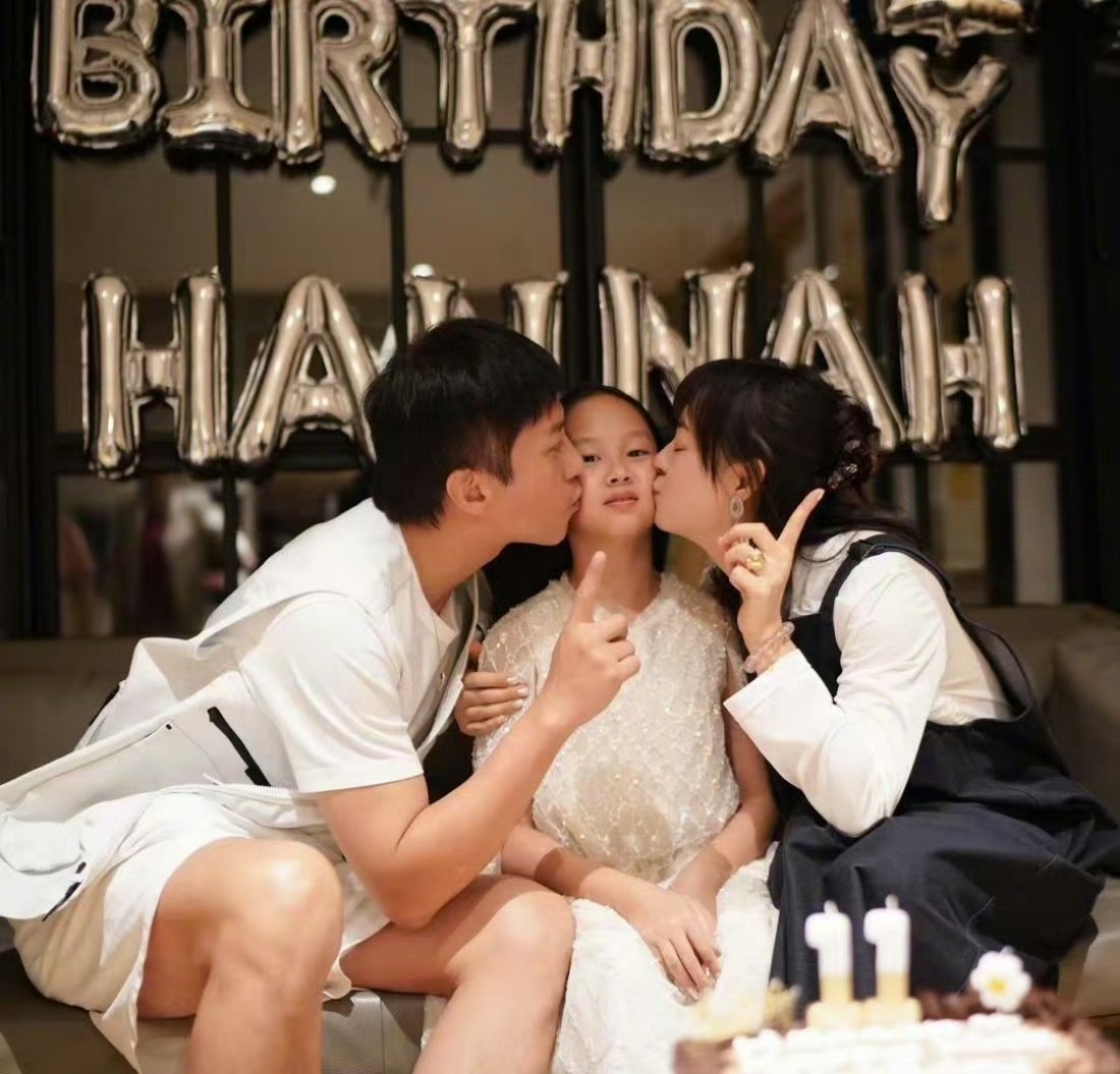 孙俪晒照为小花妹妹庆生 祝小花妹妹生日快乐呀！爸爸做蛋糕时没有捣乱吧[doge]