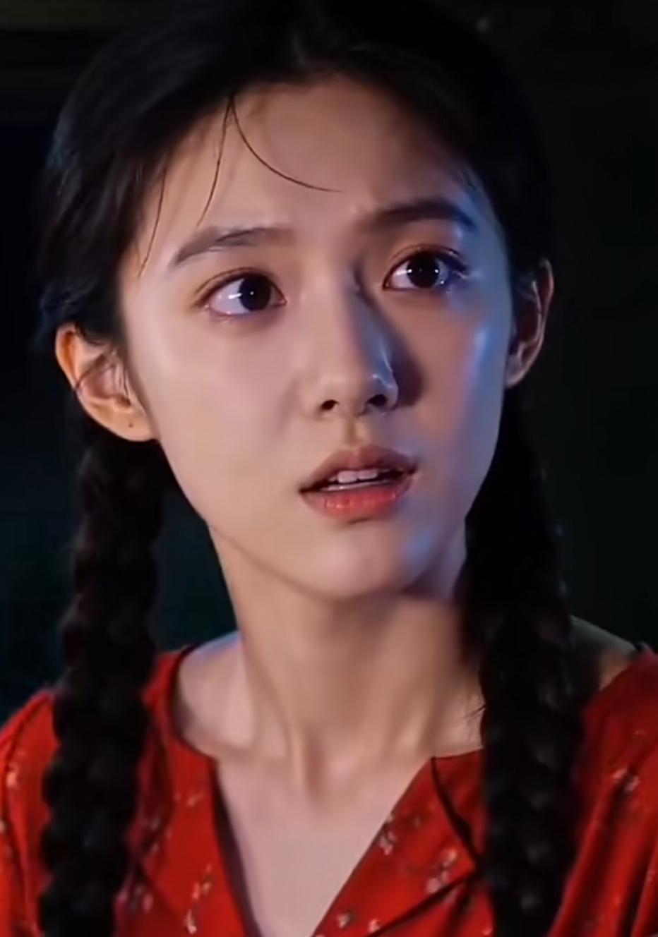 “红衣少女，目光如炬，引人入胜”🔥👗👀在熙熙攘攘的古街中，这位红衣少女就像