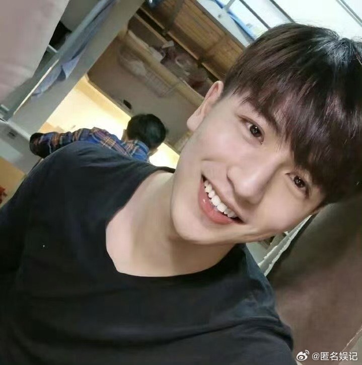 真不忍心看，张凌赫被考古得只剩个裤衩了，他的成长轨迹被翻了个遍。大家收收好奇心，