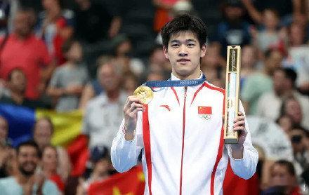 我们先复盘潘展乐创造的历史性战绩：2023 年杭州亚运会，19 岁的潘展乐游出 