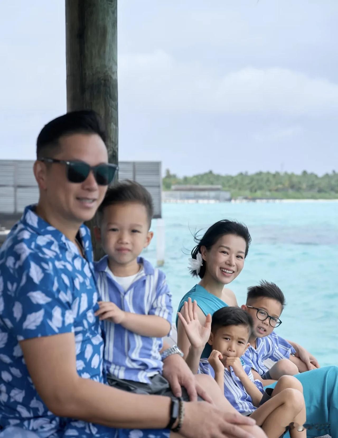 网友们很喜欢对别人的婚姻评头论足啊？所以自己的婚姻经营清楚了没有呀？

而胡杏儿