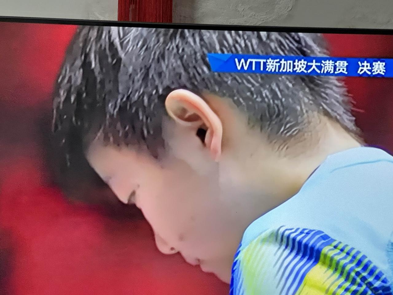 WTT新加坡大满贯乒乓球女单决赛正在进行时，
目前场上大比分孙颖莎领先，
第三局