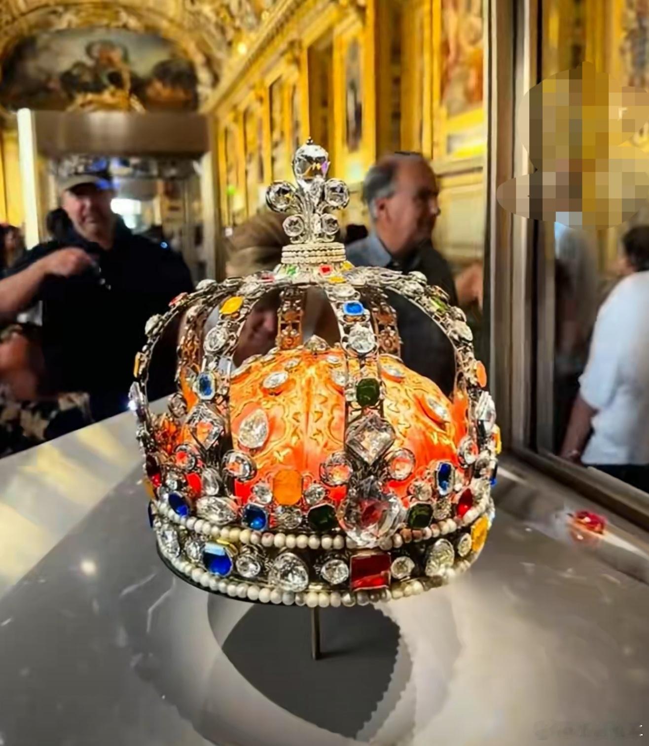 卢浮宫追回的失窃皇冠被压平可惜了这么好看的皇冠了，修复成一模一样应该不可能了吧，