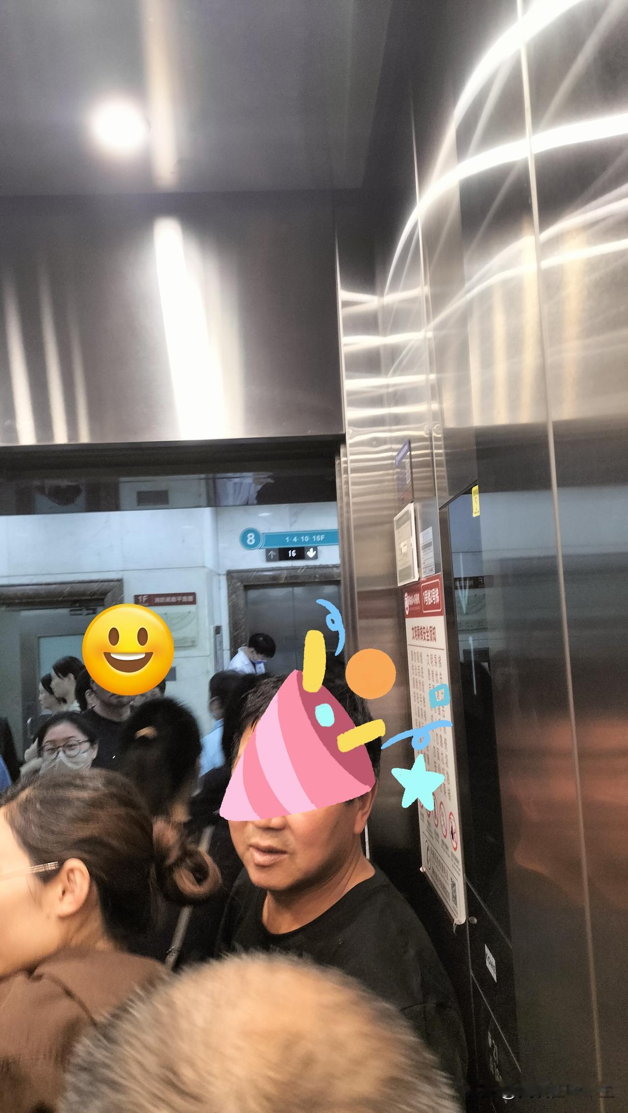 河南省人民医院，上午11点左右，乘坐电梯的人真多。

电梯门一开，出去了两三个，