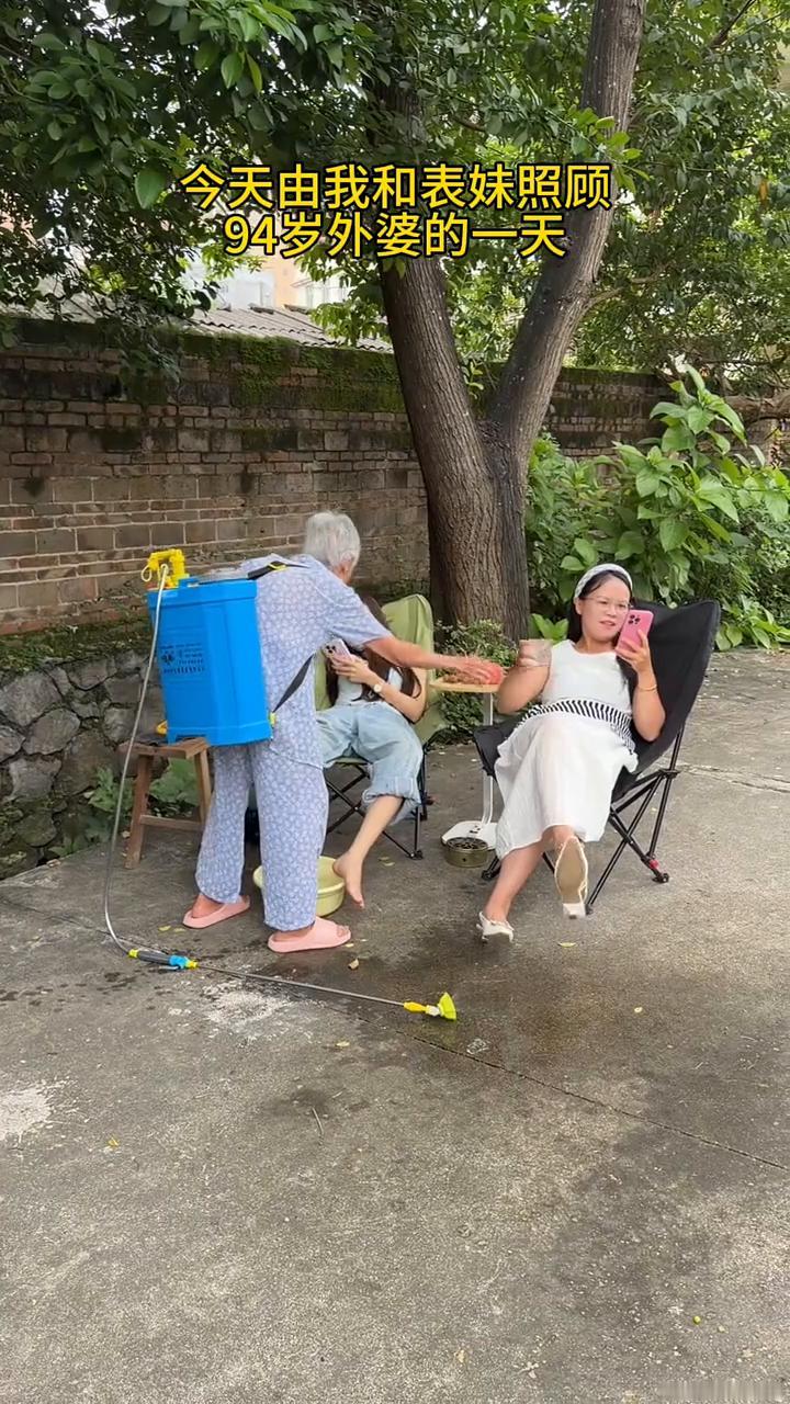 今天由我和表妹照顾94岁外婆的一天。外婆拿纸巾给我。
