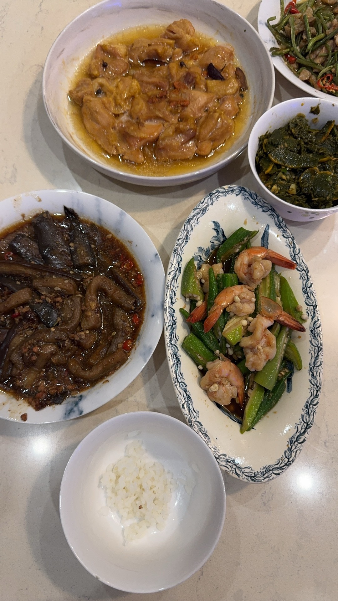 准备吃饭了，今天就少吃一点点吧，就吃这么多就够了。 