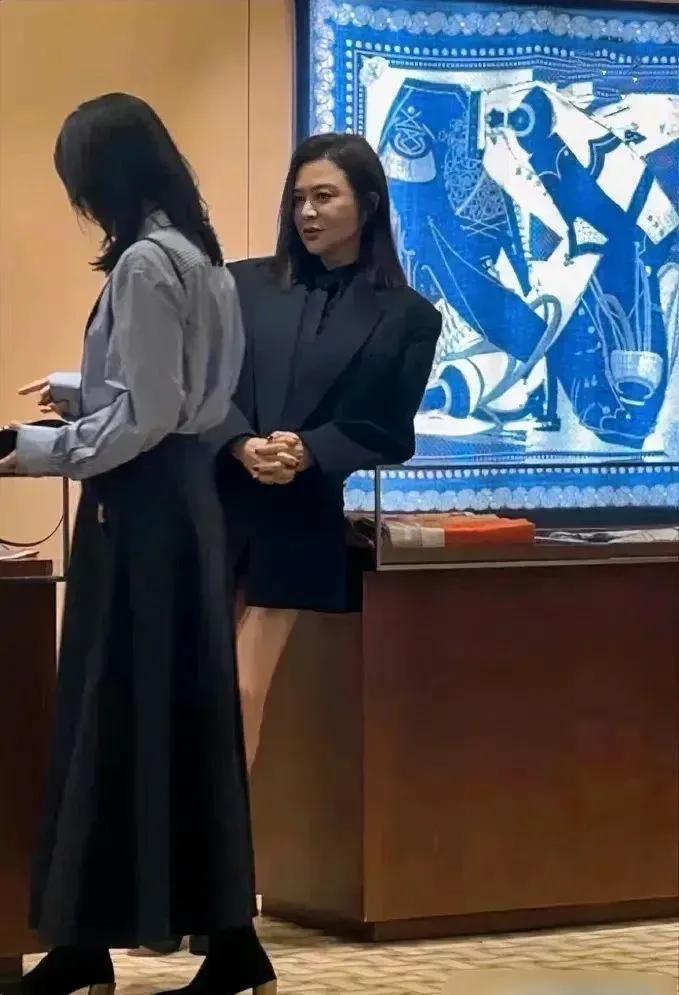 #妙笔生花创作挑战#61岁的关之琳现身法国，玩下身消失美腿太扎眼！

关之琳罕见