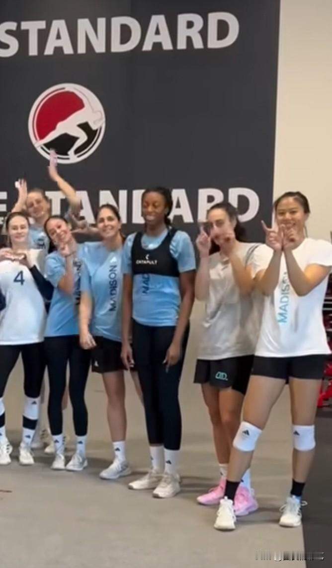 龚翔宇在海外的最新合照出炉
又是充实工作的一天，训练完毕，龚翔宇与队友聚集在一起