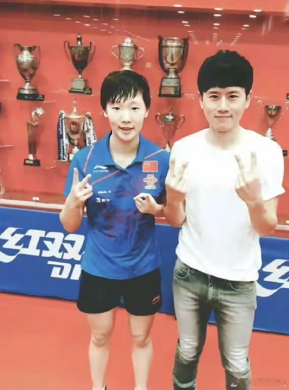 王曼昱 张杰 本以为娱乐圈和体育圈八杆也打不着，但没想到王曼昱和张杰既一起笑着比