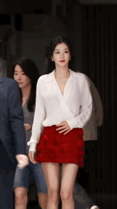 她是真的太漂亮了！完美的身材和大长腿就秒杀很多女艺人了。五官精致好看，撞脸好几个