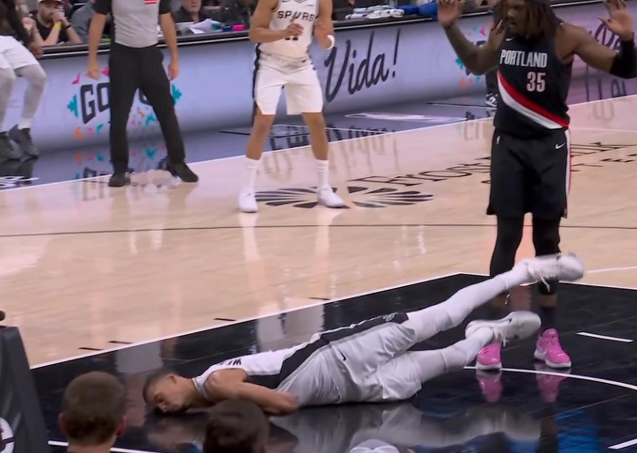 开拓者的机会来了！文班亚马可能因为脑震荡缺席多场比赛！

文班亚马在比赛中头部重