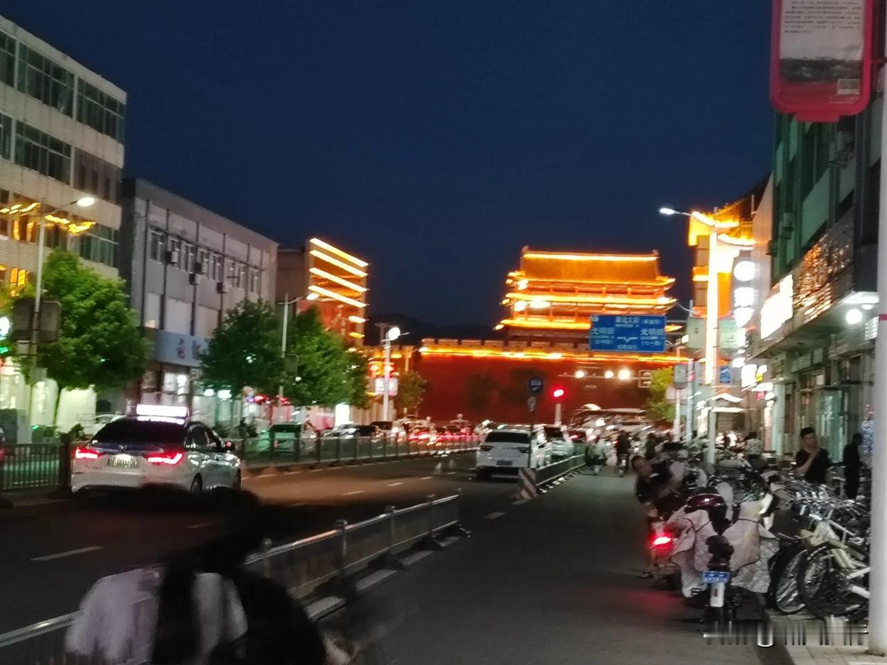 到了，
忻州。
动车2小时多点，
石家庄过来没有高铁。
订的民宿，距离古城步行5