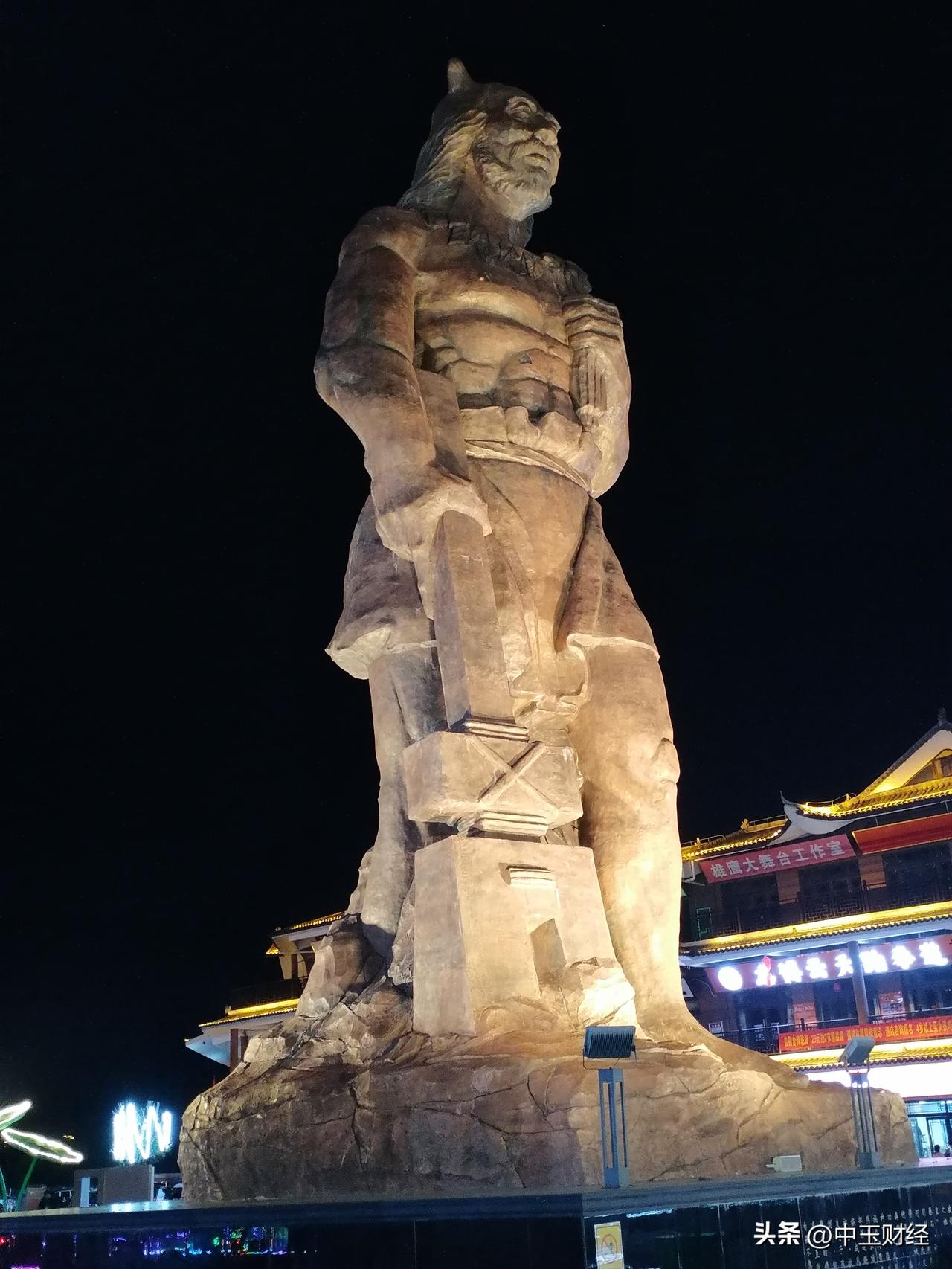 牛魔王的塑像，在夜色与灯光的共呜中，也是非常震憾的。🐃魔王真的太形象了。以前总