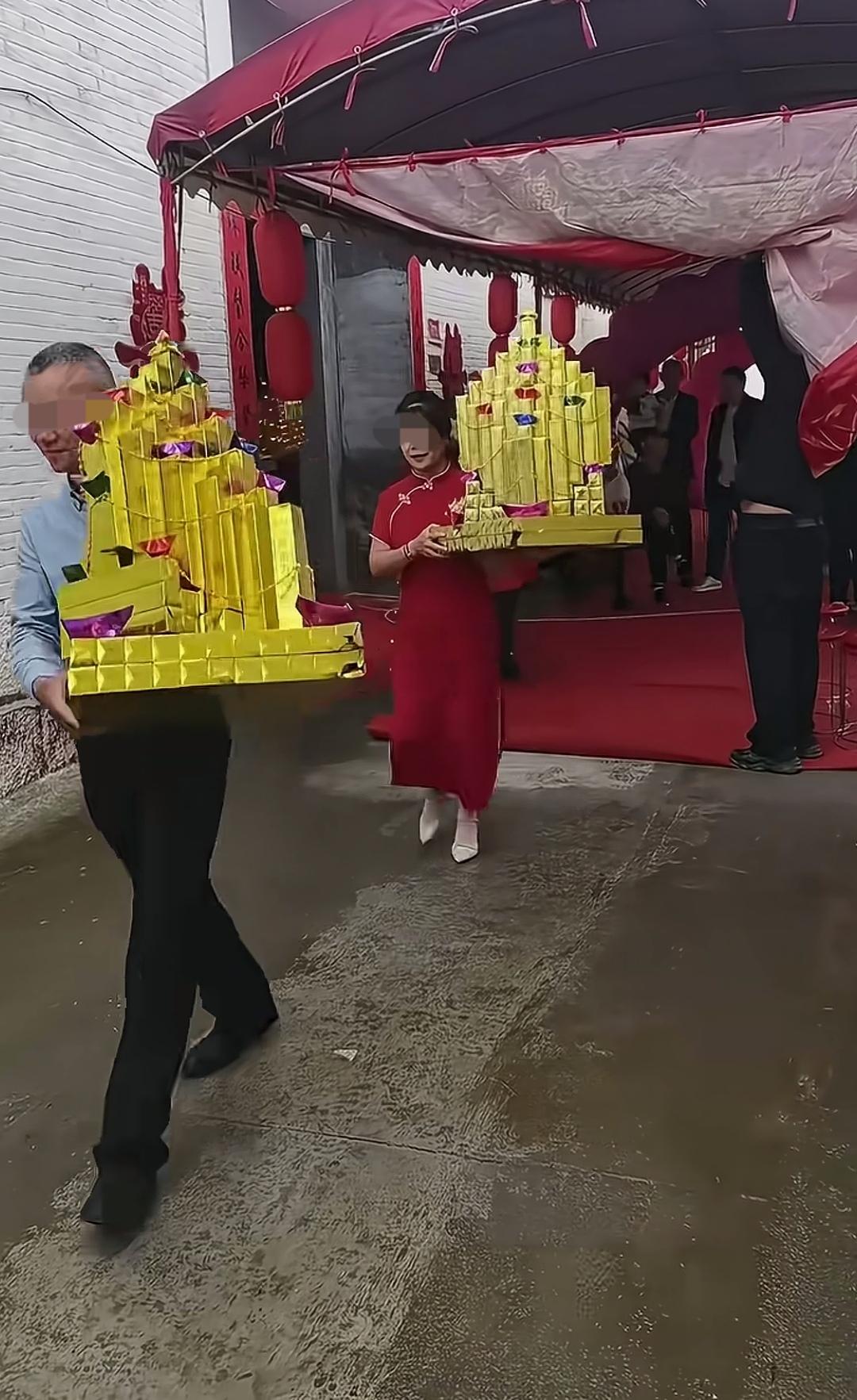 婚礼上捧出纸金山、纸莲花，这其中有什么说法吗？
一行人依次捧着各式纸艺摆件缓步从