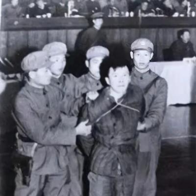 没想到，1979 年杭州万人公审现场被 4 名法警死死摁住的壮汉，竟是当年杭州人