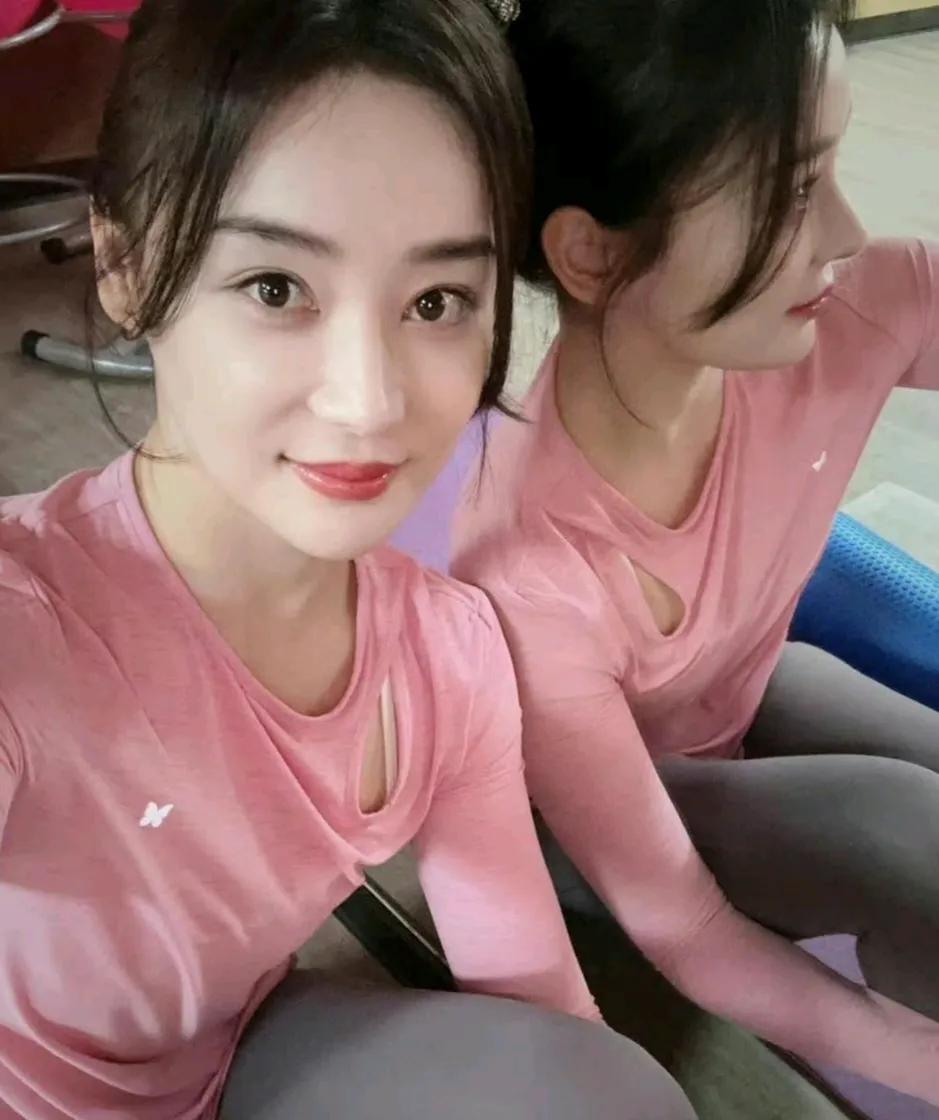 这张对镜自拍照完美展示了她的正面颜值和侧颜。不管是正面，还是侧面，都美的完美无缺