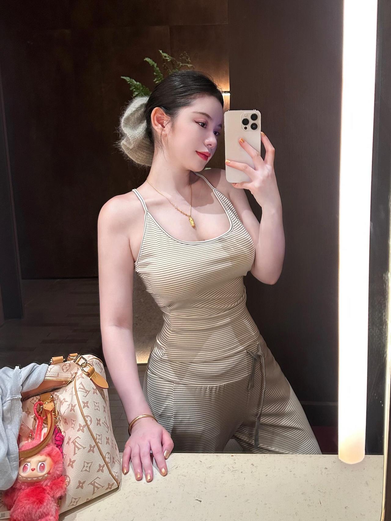 📸 今日份松弛感穿搭，把温柔和随性焊在身上
浅棕细条纹吊带套装自带慵懒滤镜，低