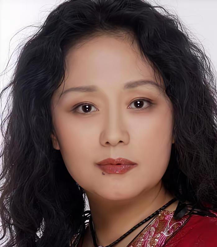 1979年，饰演潘金莲的廖学秋因为拍戏，和老公分别了六个月，她归心似箭，往家赶，