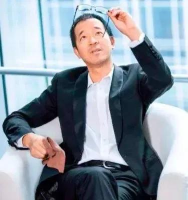董宇辉爬的越高，就越危险。

今天，对于董宇辉来说，是人生的二次高光时刻，他也东