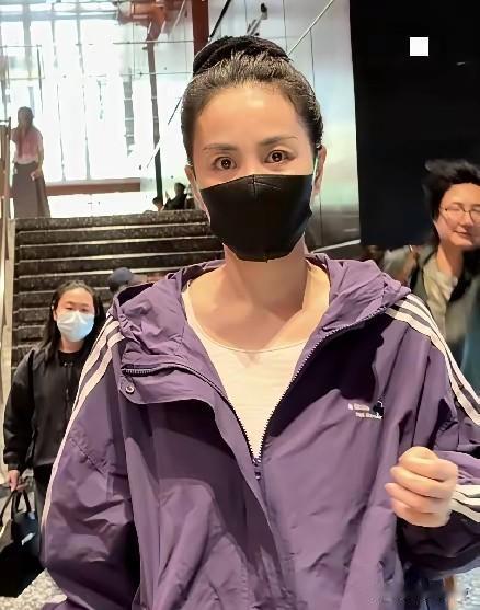 很多人看不惯王菲，其实是羡慕嫉妒恨。
56岁，依旧步履轻盈，精神奕奕，不是说她长