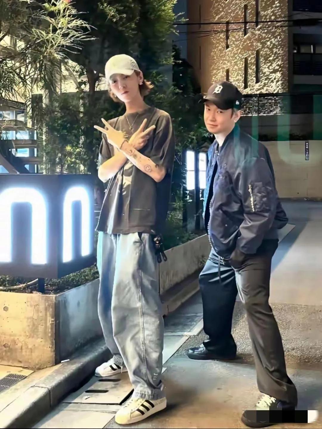 镜头中的鹿晗又高又瘦，金发耀眼，衣着很潮，耳环纹身抢镜，目测身高有一米八，看上去