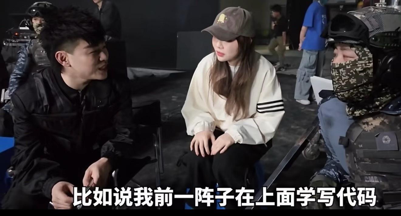 首都机场偶遇胡彦斌写代码 首都机场偶遇胡彦斌写代码，哥最近好像在学编程，太用心了