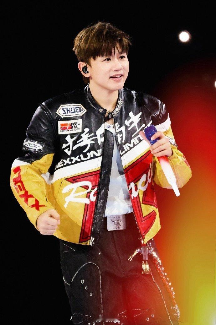 可是妈妈张杰不是别的黄毛 张杰新春演唱会新发色太绝了😭！这哪里是普通黄毛，完全