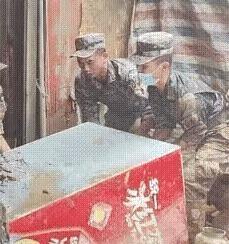 7月12日，广西南宁一处受灾小区的清淤现场，“砰”的一声闷响打破了街道的沉寂。一