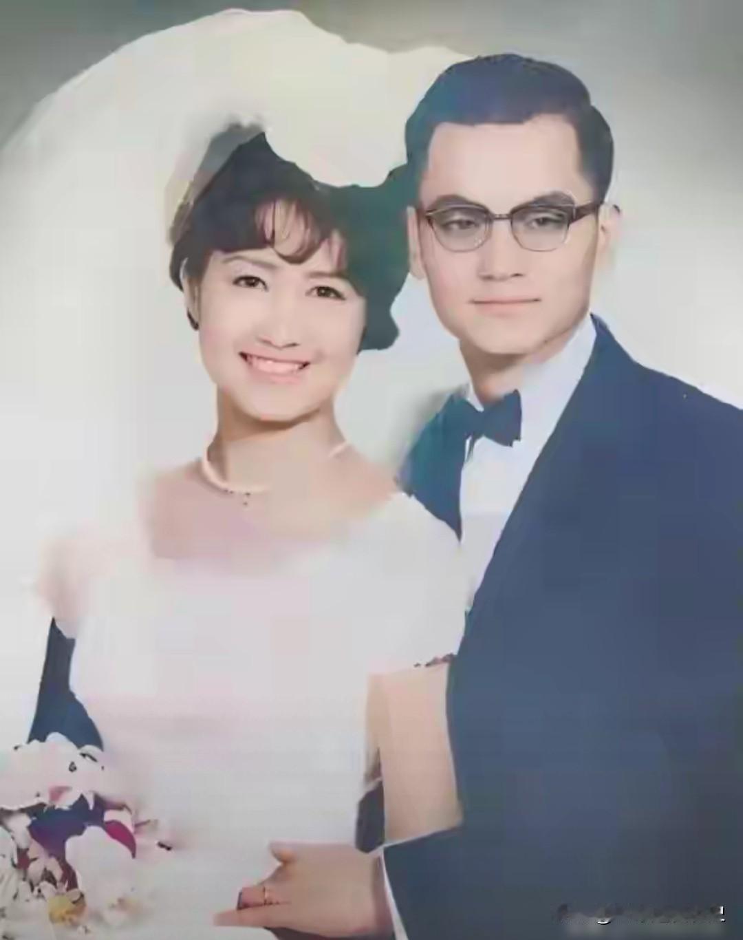 这张婚纱照定格了1965年9月，方瑀与连战在美国芝加哥大学庞德教堂举行婚礼的珍贵