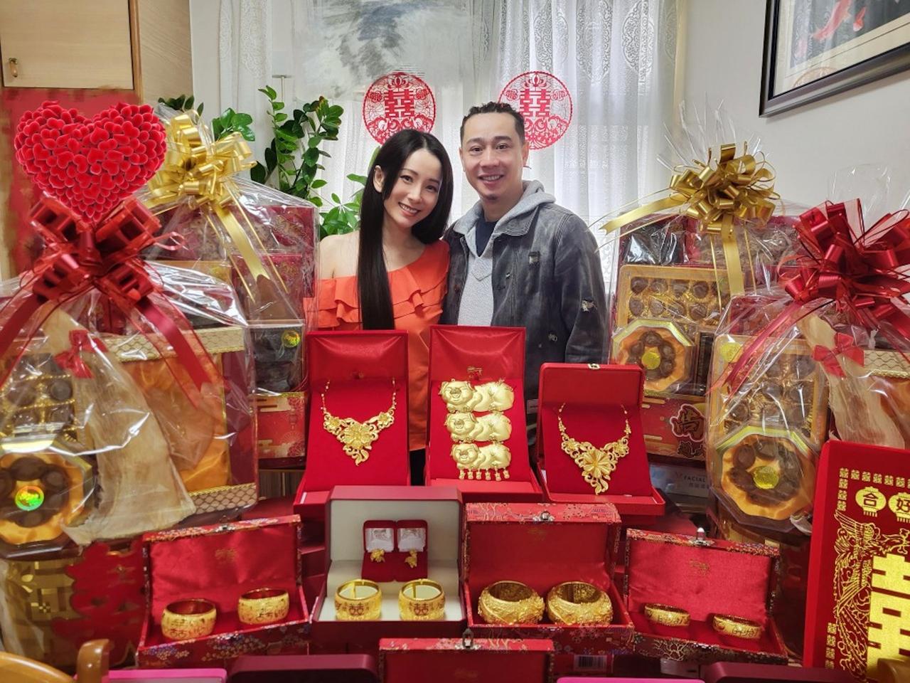 香港著名女星文凱玲结婚过大礼，这些海味和金器看起来价值不菲，看来老公是有钱人，祝