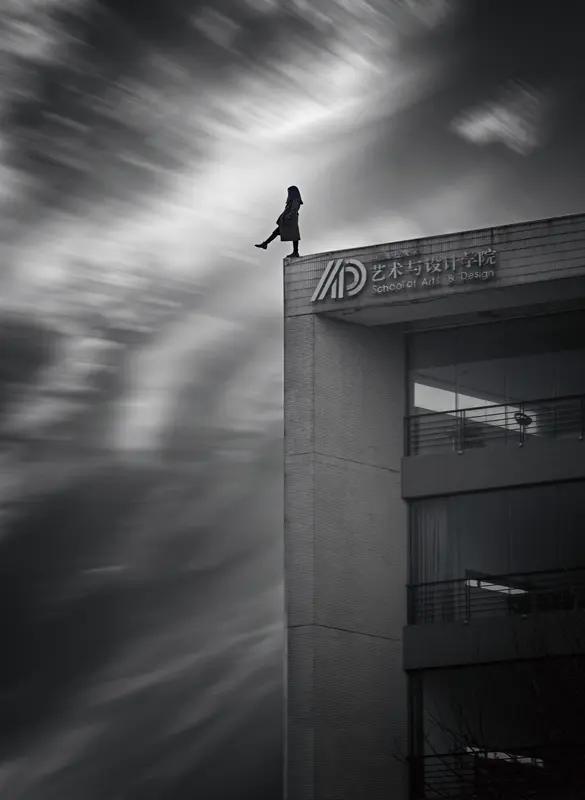 11月20日晚9时许，四川成都一商业广场5楼发生惊险一幕。一名情绪激动的女子径直