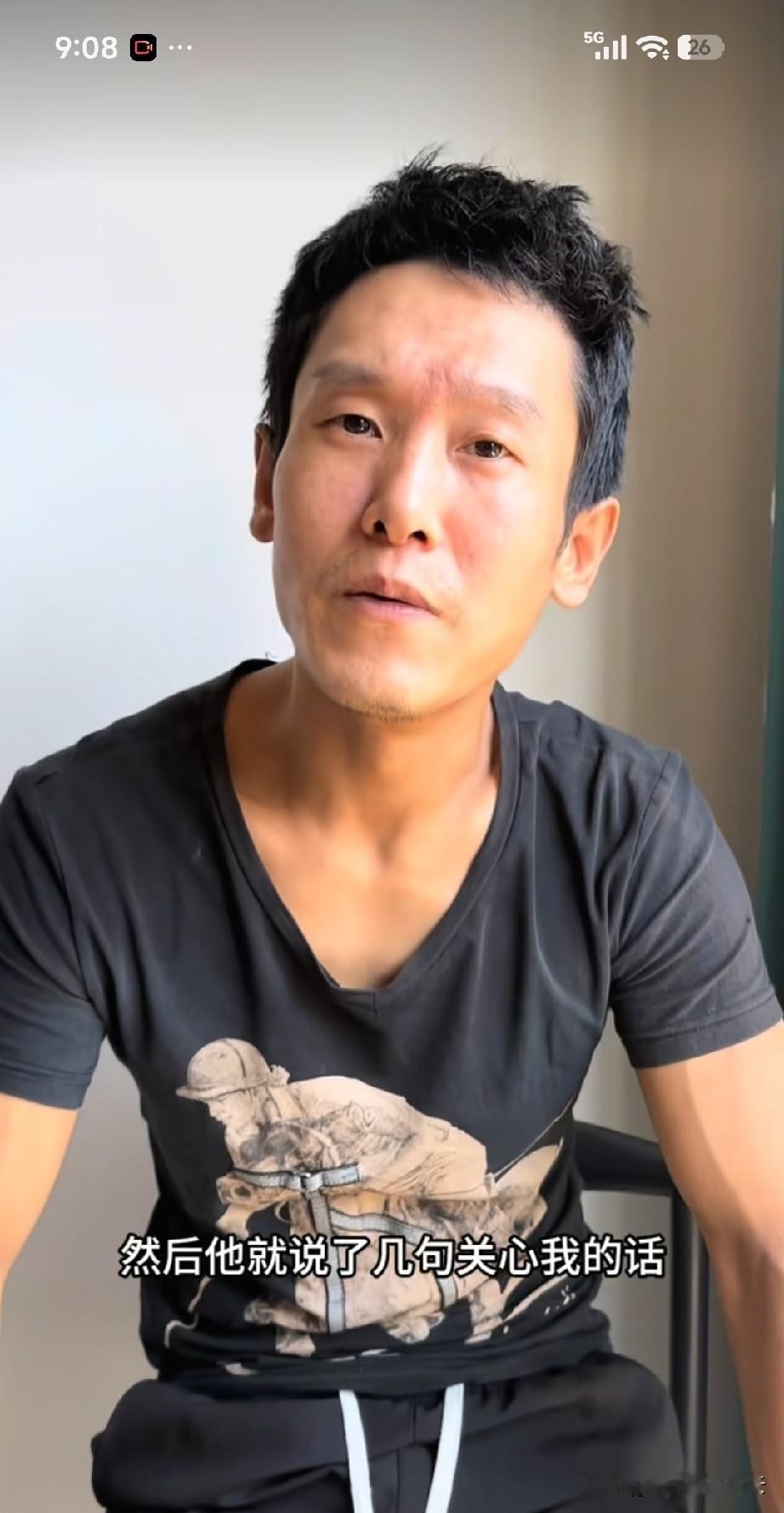 打女助教屁股的洪先生发视频说，这件事被媒体报道出来后，他母亲也看到了，他母亲觉得