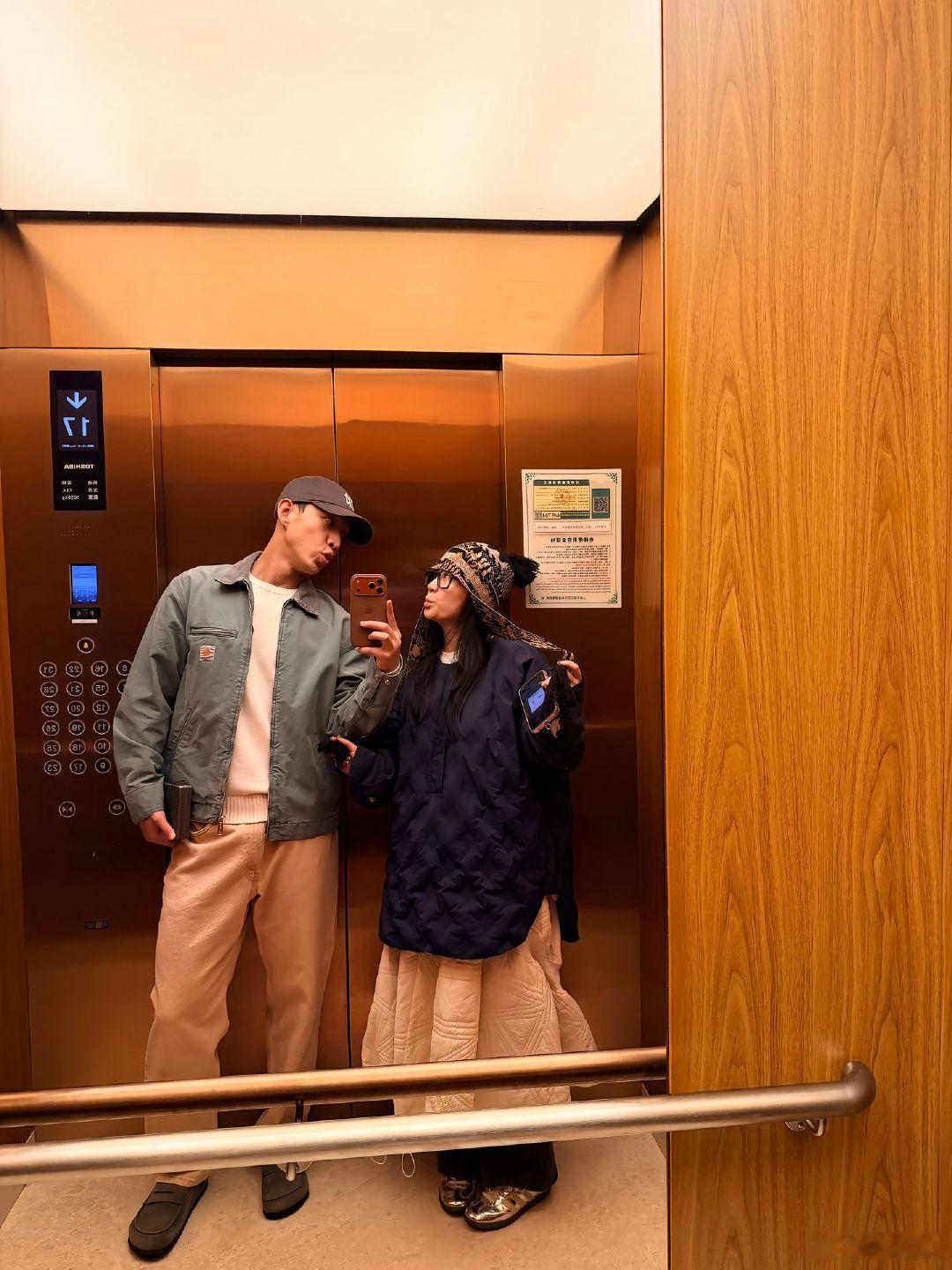 李嘉格与男友情侣穿搭李嘉格与男友的日常情侣穿搭，谈弟弟是真的香。李嘉格体验到萧亚