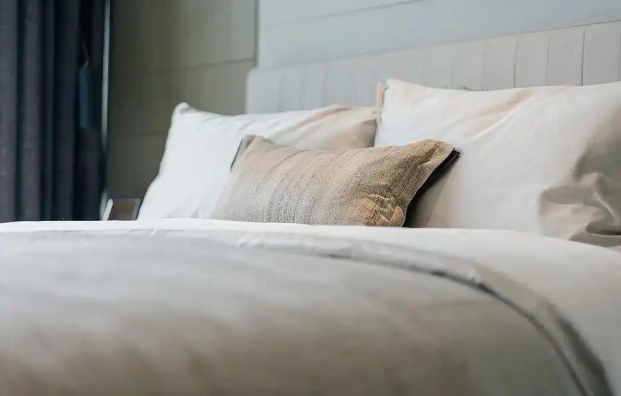 枕芯，你的“睡眠伴侣”还是“健康刺客”？

你是否也有这样的习惯：新枕芯买回家，