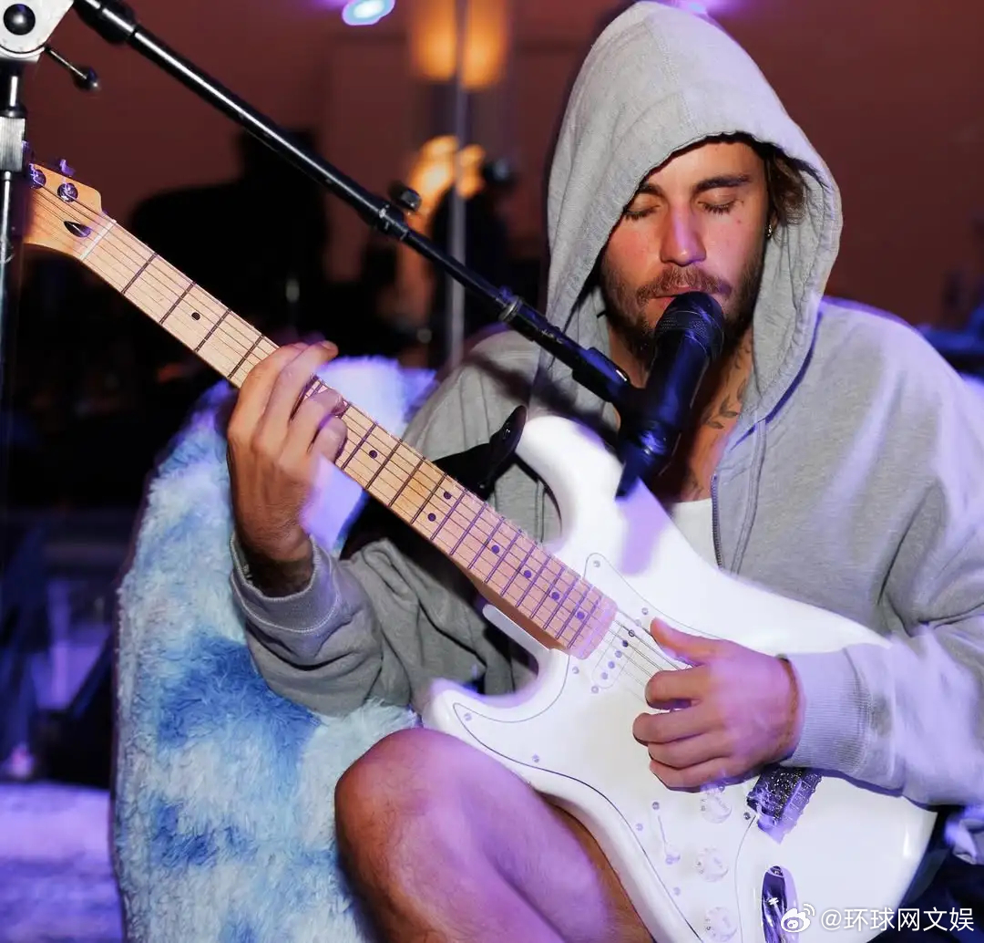 【时隔4年，#比伯回归舞台#】#比伯将在格莱美颁奖典礼演出# 据《综艺》报道，贾