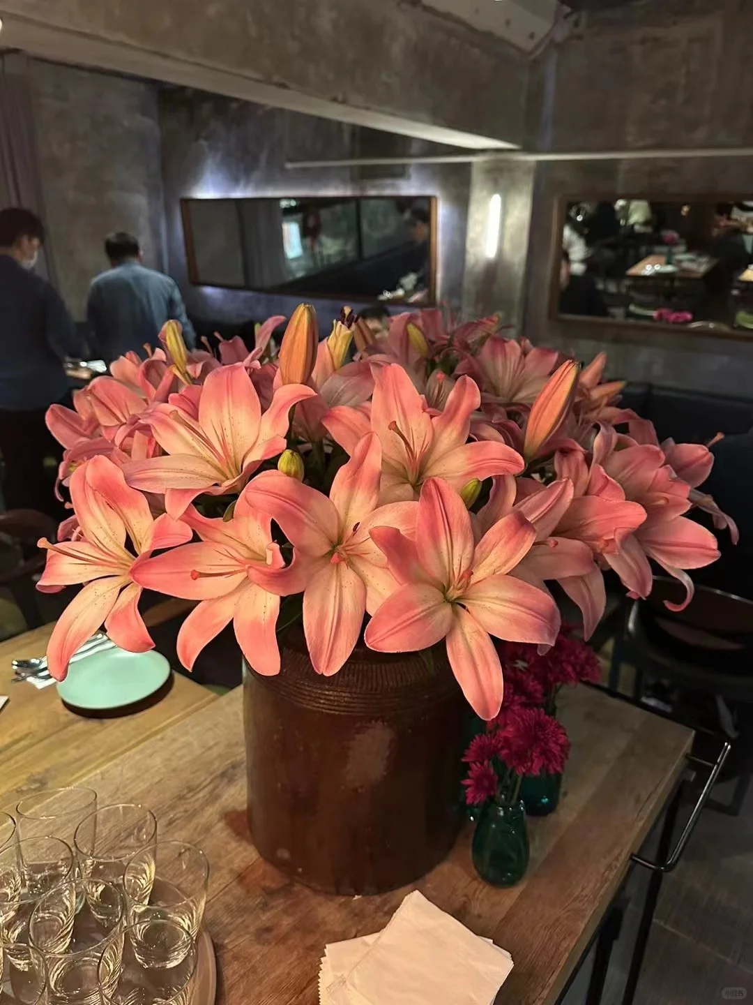 腌菜坛子配百合花，味道一绝哈哈哈，超绝反差