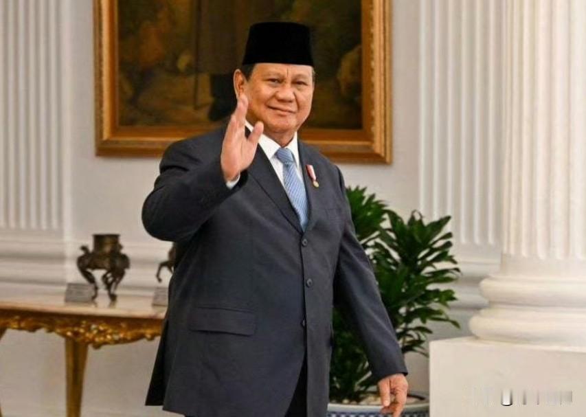 民调显示，印尼总统普拉博沃支持率逾8成，尤其受年轻人支持。
报道指，虽然印尼经济