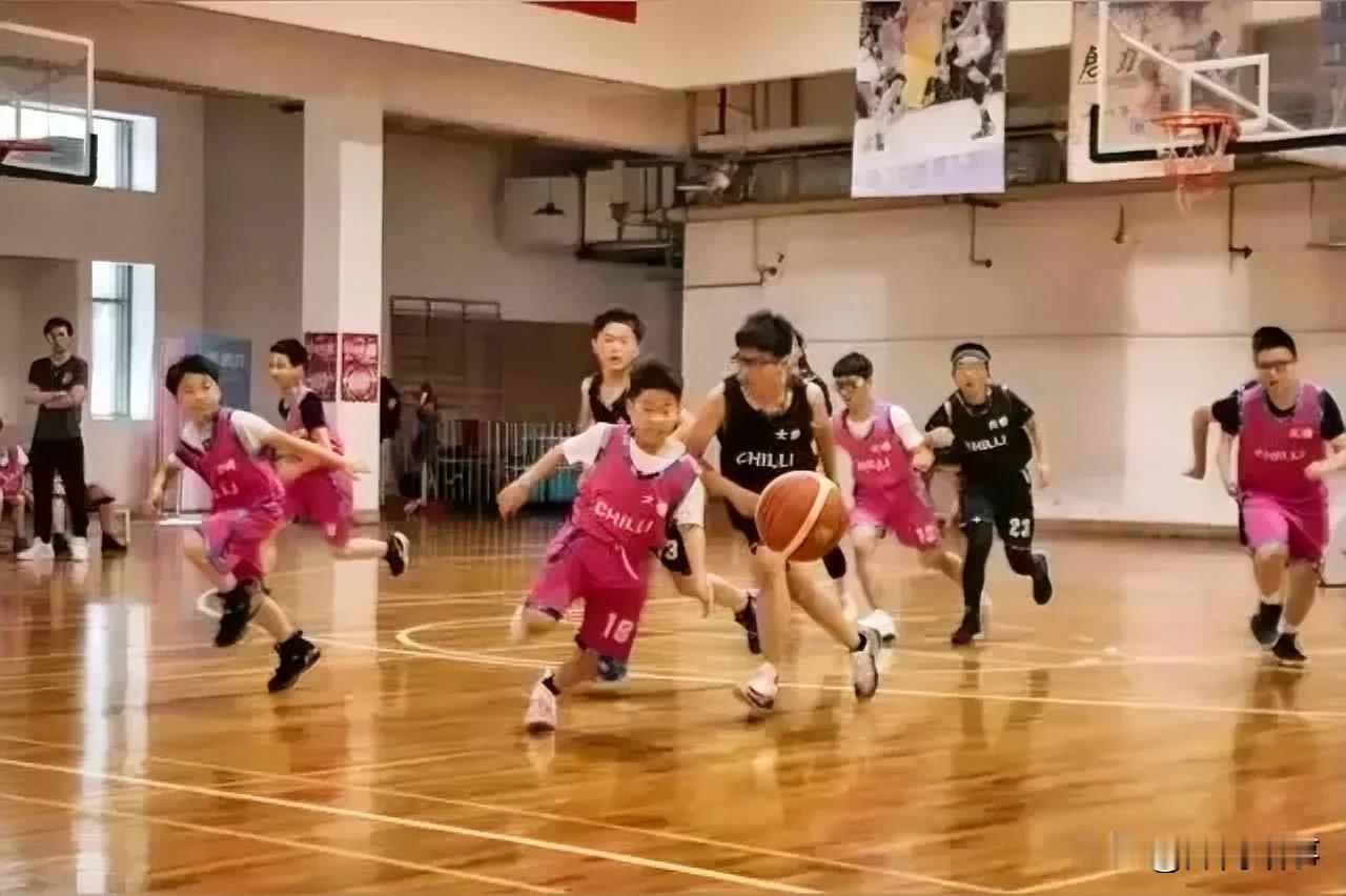 让孩子走体育专业就是走窄门。
穷文富武一点也不假。

孩子练体育到一个阶段，身体