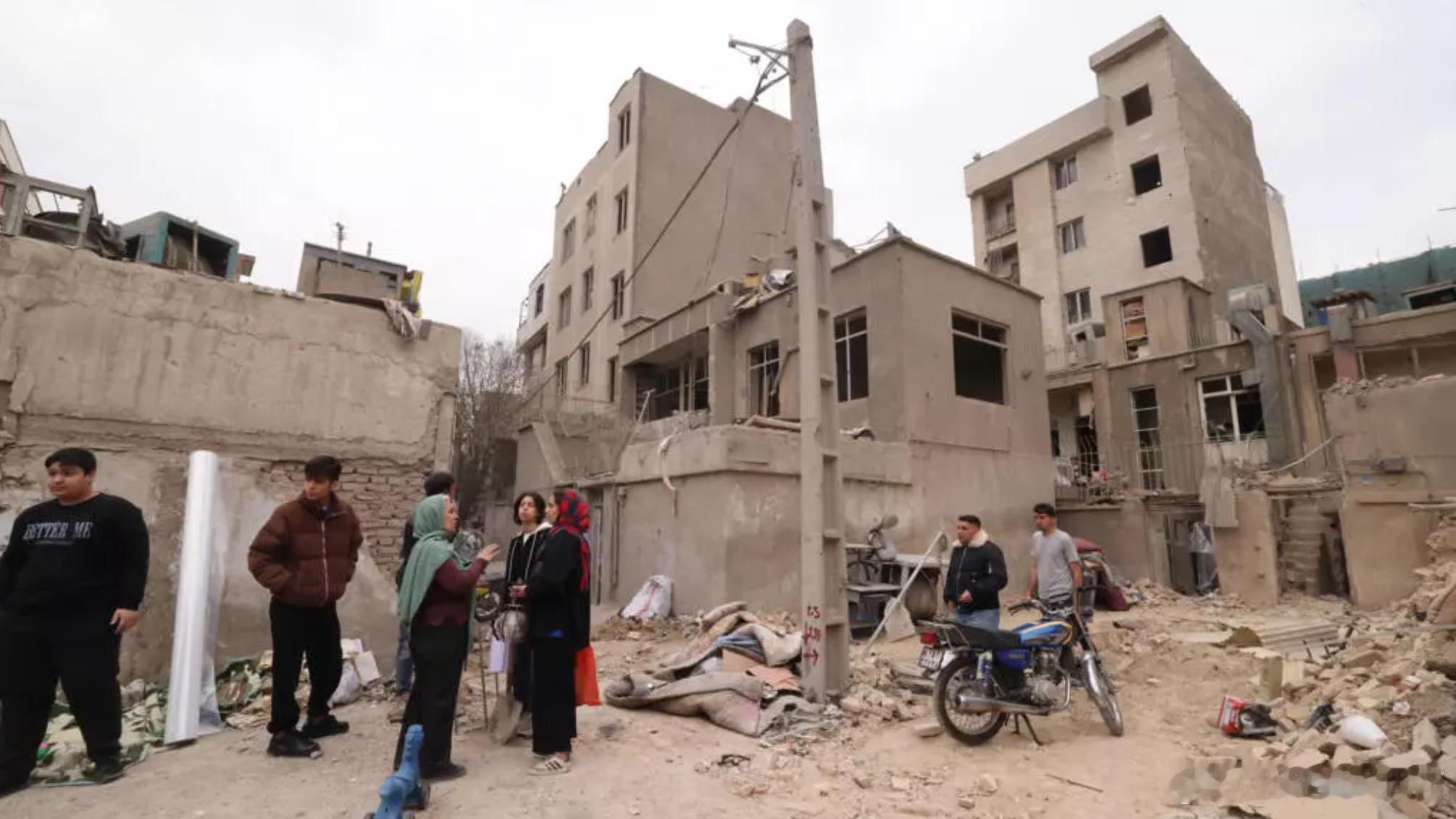 伊朗警告各国勿卷入冲突 多地美军相关设施遭袭美以伊冲突海外新鲜事中东现场直击 伊