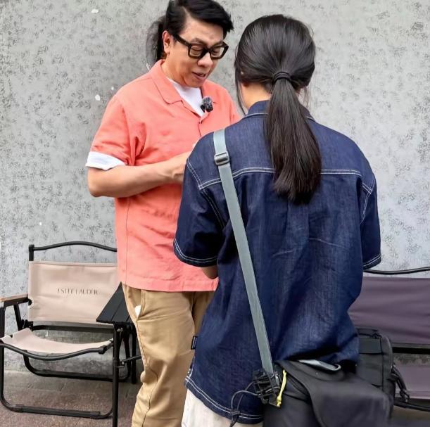 64岁蔡康永出事了。
10月4日，他出现在国台办点名的“台独”顽固分子造势活动现