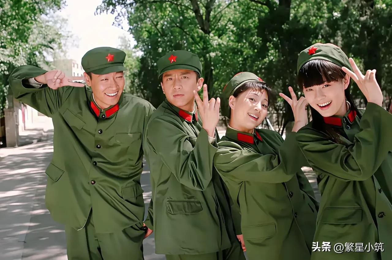 咦！这是哪部剧？我只认出邓超和孙俪，其他两位没认出来。
这军装的款式应该是七、八