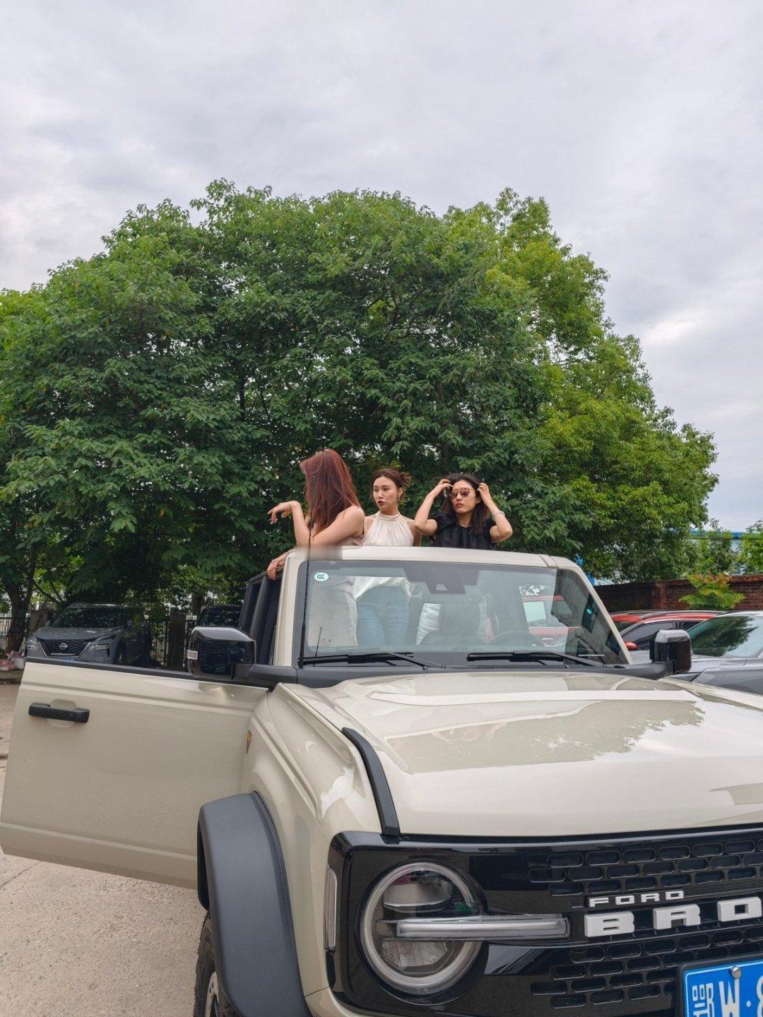开着我的福特Bronco🚙 带着我的美女搭子们一起出门撒野啦~咱就是说，这氛围