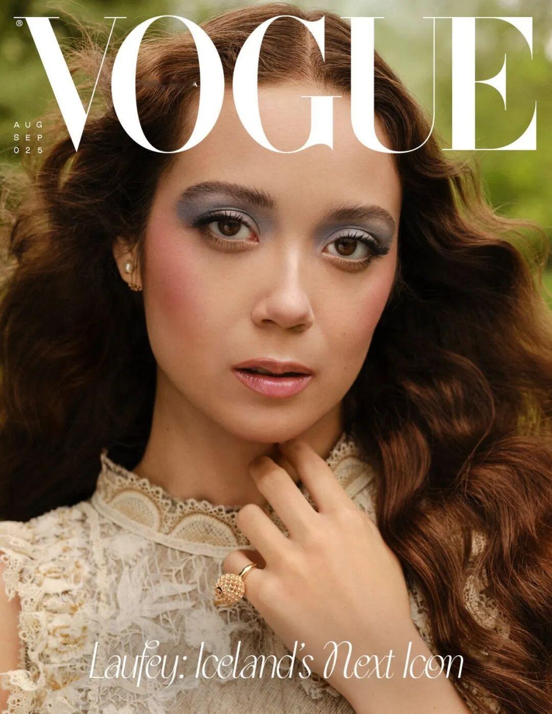 冰岛的混血华裔超生代女歌手林冰 Laufey 本月登上斯堪的纳维亚版《VOGUE