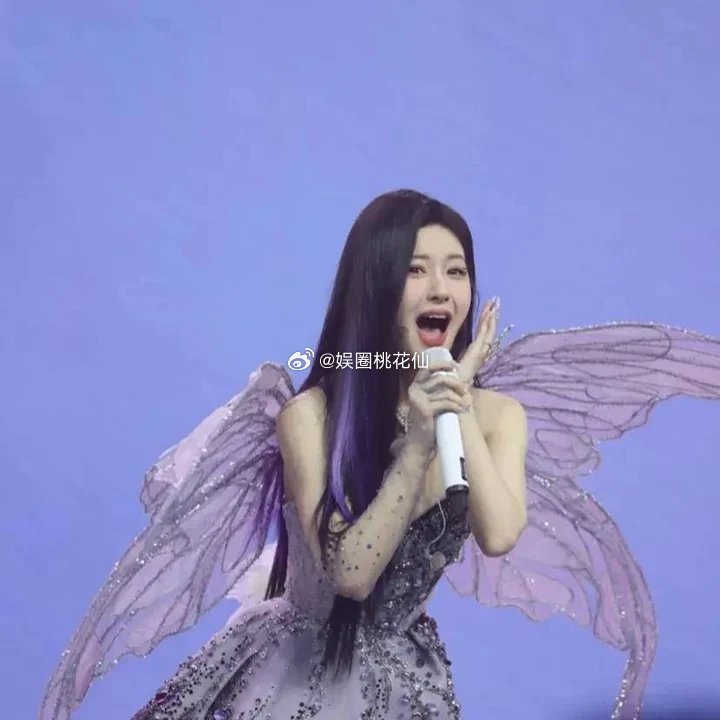 赵露思25岁生日会穿黑色挂脖背心甜美又酷飒，却被网友吐槽唱歌难听也就是粉丝能包容