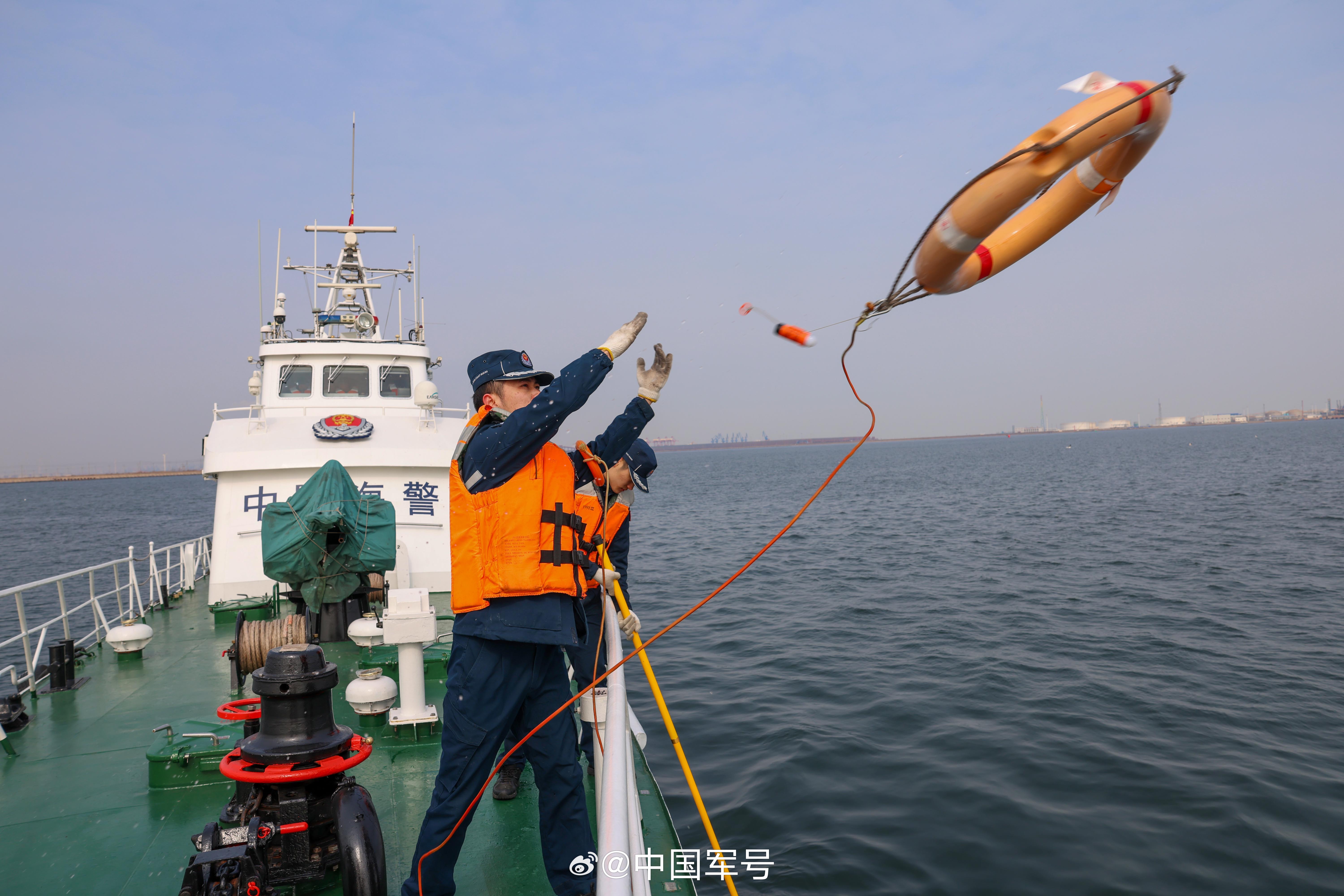 【多图解锁海警综合执法训练】近日，天津海警局多艘舰艇解缆起航，奔赴渤海湾某海域，