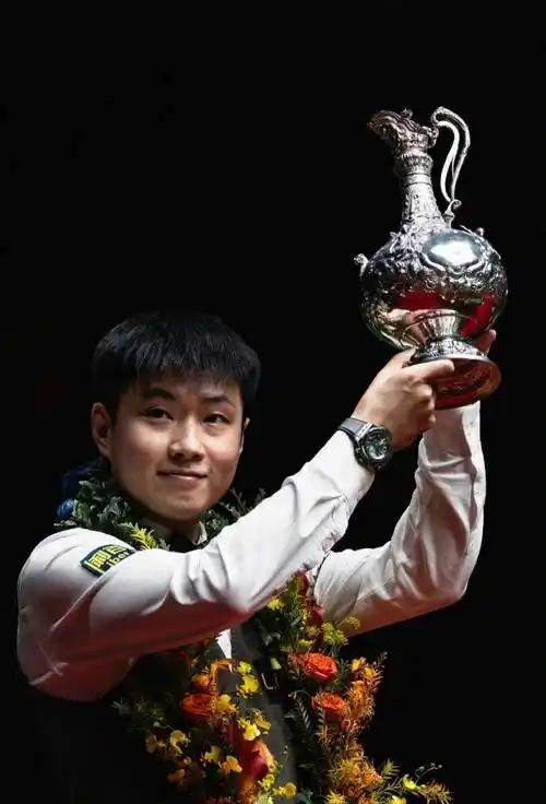 北京时间8月27日晚，斯诺克武汉公开赛1/4决赛迎来历史性时刻：
中国旋风赵心童