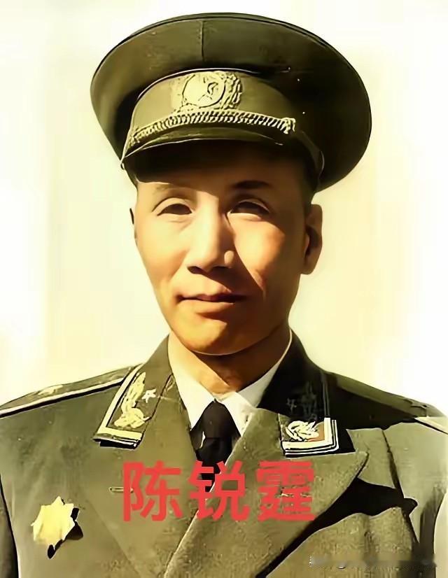 1941年，国军团长投奔新四军后，在夜里被人连捅3刀，却没死，杀手走后，团长本想